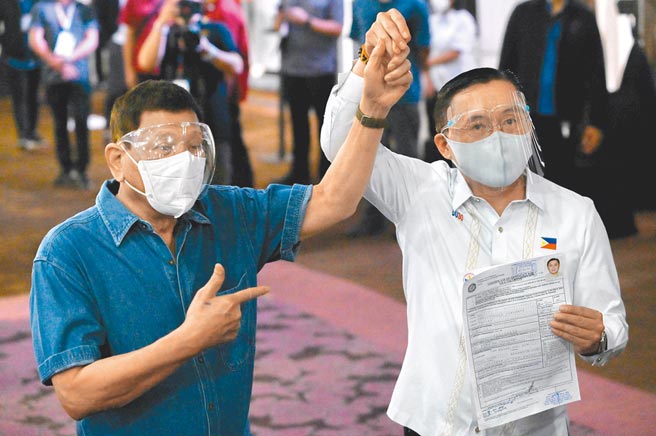 菲律賓總統杜特蒂（左）2日宣布將退出政壇後不久，證實長女薩拉將角逐明年的菲律賓總統大選，其子弟兵、參議員克里斯多福．吳（右）搭檔參選總統，吳會是她的副手。（新華社）