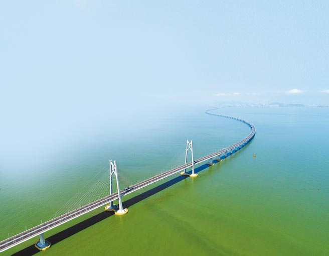 大陆广东省正在研究建设深圳经港珠澳大桥至珠海、澳门通道。（新华社）