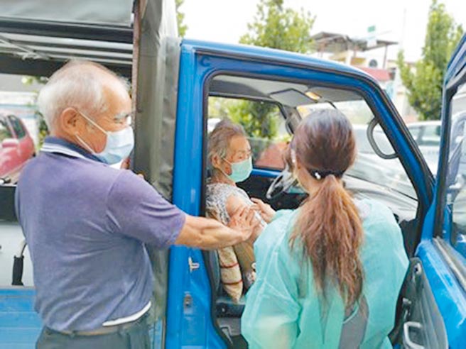 台中市提供無法下車長者，到車接種服務。（台中市衛生局提供／陳淑芬台中傳真）