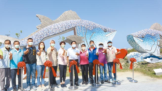 台南市将军马沙沟地景广场3日举行开幕仪式，云嘉南滨海国家风景区管理处长徐振能（右五）、立委陈亭妃（右六）等人出席剪彩。（张毓翎摄）