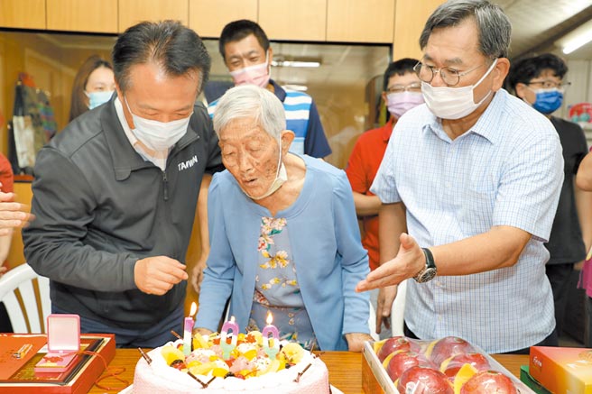 嘉義縣今年百歲人瑞有132人，比去年增加32人，3日嘉義縣長翁章梁（左）、立委陳明文（右）到中埔鄉探視百歲人瑞，並致贈蛋糕和敬老金。（呂妍庭攝）
