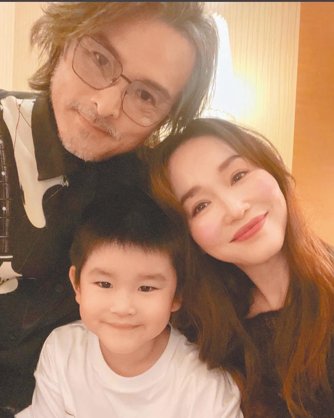 李銘順（左）再度獲金鐘獎肯定，老婆范文芳、兒子Zed也為他開心祝賀。（大慕影藝提供）