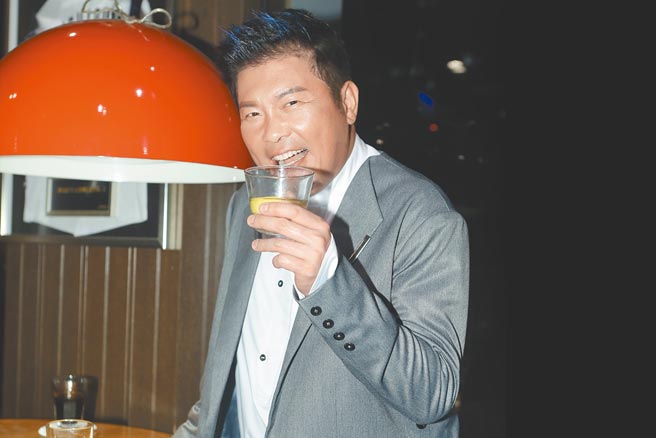 曾國城抱走益智及實境節目主持人獎，開心慶功。（公視提供）飲酒過量有害健康