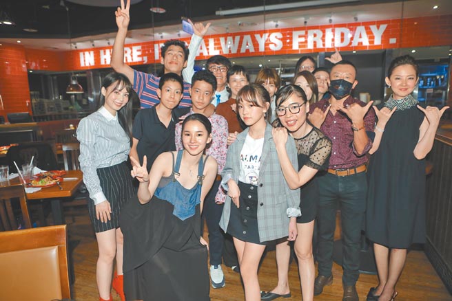 孙淑媚（第二排左一）和李奕樵（第二排左三）等人出席《天桥上的魔术师》金钟庆功宴。（公视提供）