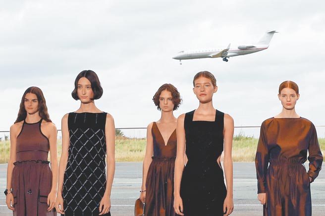 愛馬仕2022春夏發表於勒布爾歇航廈，並結合了Flora Moscovici的驚人作品打造全新秀場空間。（路透）