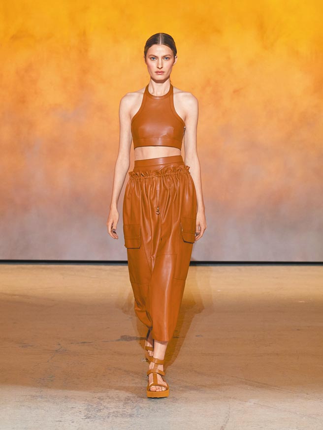 削肩的背心與寬鬆的皮革長褲，打造出一種奢華運動感。（Hermes提供）
