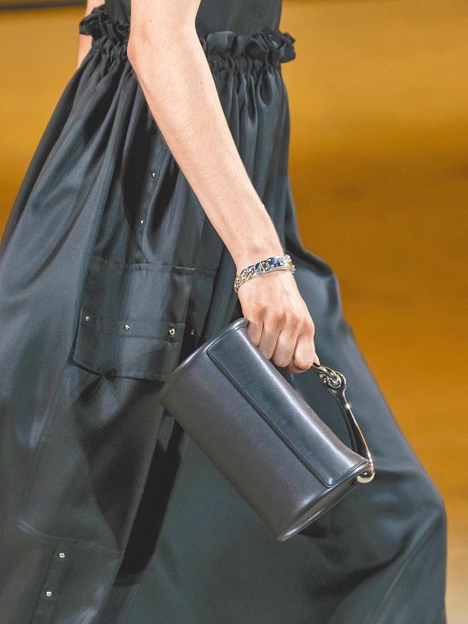 低調的包身與服裝上細緻的鉚釘元素相得益彰。（Hermes提供）