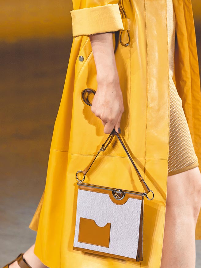 在SS 21就推出的Mors de bride系列肩背包，這季換上全新材質再度出擊。（Hermes提供）