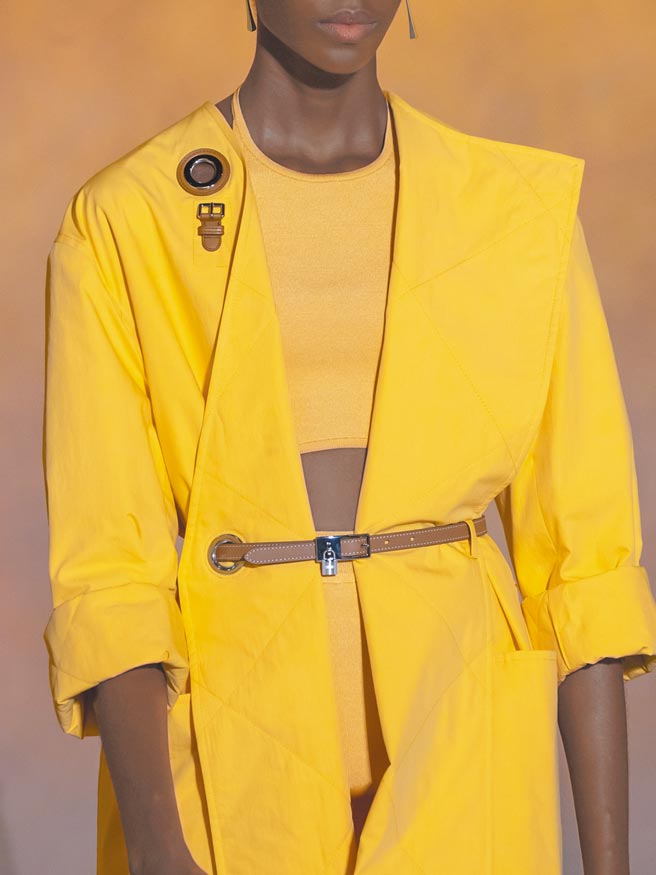 服裝中處處可見穿環孔眼設計。（Hermes提供）