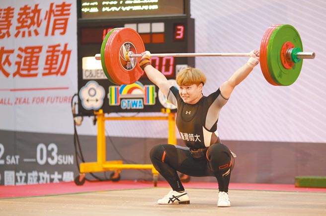 陳玟卉在台南全大運女子舉重71公斤級以總和214公斤奪金。（成大提供）