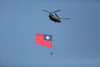國慶空中預演 吊掛國旗CH-47直升機旋翼異常急返場