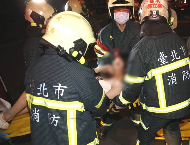台北市大同区5日凌晨发生一起车祸，21岁傅女驾车行经西寧北路时，因不明原因衝往对向车道后，整辆车随即侧翻在路上，女驾驶一度受困车内，经警消救援后顺利脱困，车上3人均无生命大碍。（陈君玮摄）
