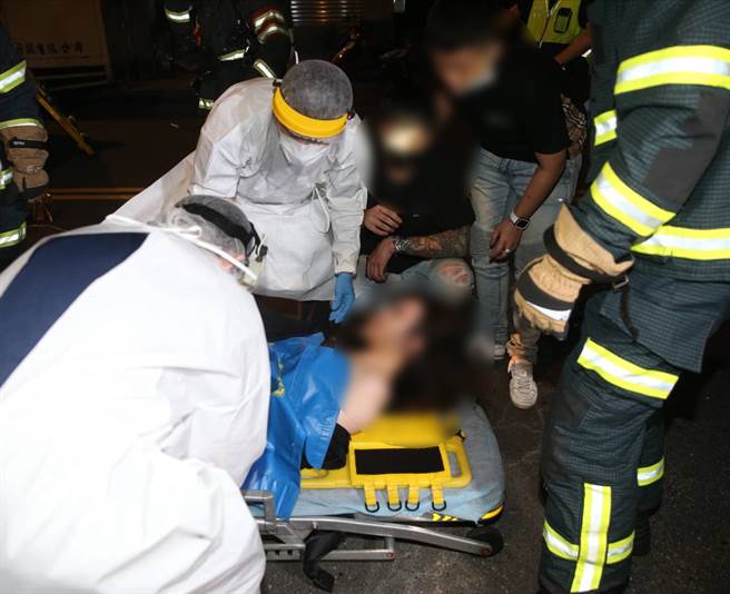 台北市大同区5日凌晨发生一起车祸，21岁傅女因翻车而一度受困车内，一旁的男友护花心切，还对着媒体大骂。（陈君玮摄）
