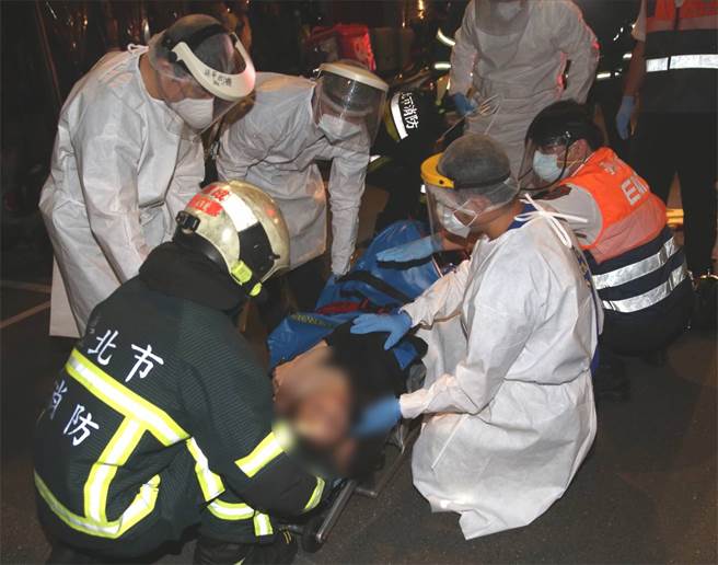 警消救出受困车内的21岁傅女后，将其送医治疗。（陈君玮摄）