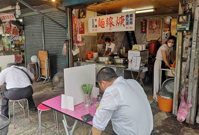 今天起内用不用隔板、间距1.5公尺。(陈君玮摄)