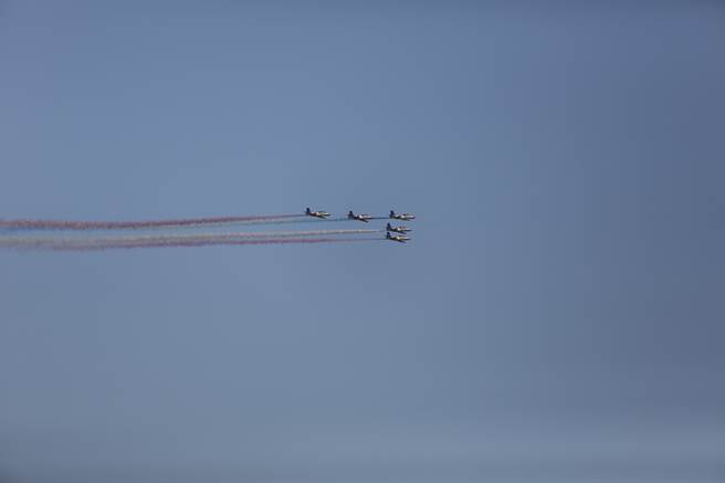 空军雷虎小组衝场喷出彩烟。（图／读者提供）