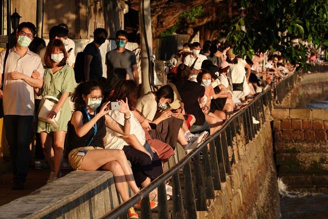 有网友好奇询问，「如果口罩政策松绑，你还会戴口罩吗？」。(黄世麒摄)