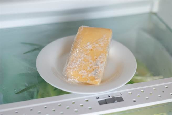 起司发霉还能吃吗？该冷冻或冷藏 专家详解。(示意图/Shutterstock)