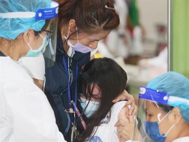 美國研究稱「BNT保護力僅半年」，讓不少人擔憂，但蘇一峰分享英國百萬人研究表示，大家不用嚇自己，美國研究的人數較少，結果可能有誤差。圖為民眾打疫苗的畫面。（陳怡誠攝）