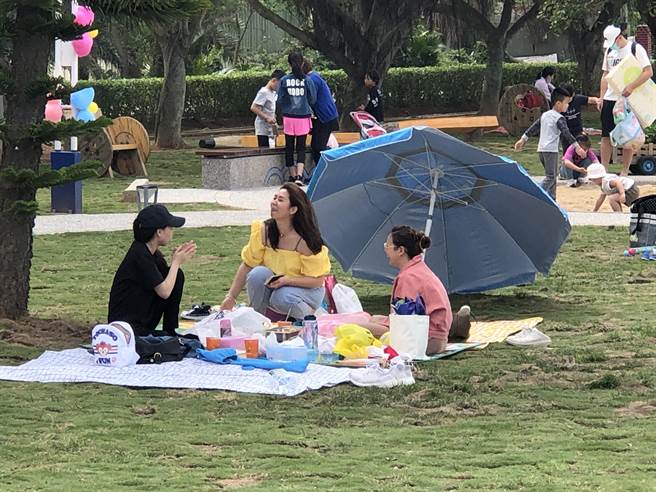 风光明媚的莒光湖畔适合席地野餐，共度悠閒美好时光。（李金生摄）