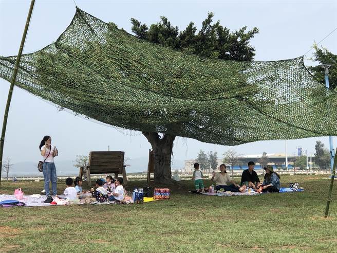 秋风送爽的莒光湖畔，共享午后的浪漫与悠閒。（李金生摄）