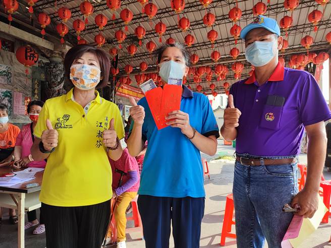 抢到头香的郑姓民眾（中）开心与乡长江淑芬（左）合照，她说终于等到这天，疫情大家苦了好久，今晚要拿着纾困金好好加菜。（吴建辉摄）