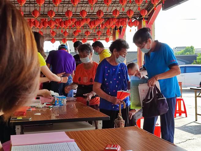 五倍券发放前夕，溪州乡公所今天起连续三天发放每位乡民1000元纾困金，一早8点就有民眾到社区排队。（吴建辉摄）