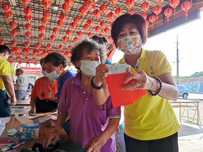 江淑芬（右）说，她相信这1000元的现因礼金，能够让乡亲有充分的消费机会，不仅能帮助乡亲，也能帮助无数的店家。（吴建辉摄）