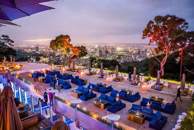抢约会商机，台北晶华酒店携手「Wonder.land仙境」星空夜景景观餐厅」，推出秘境微醺假期、以百万夜景和美酒佳肴为恋爱助攻。（图／台北晶华酒店提供）