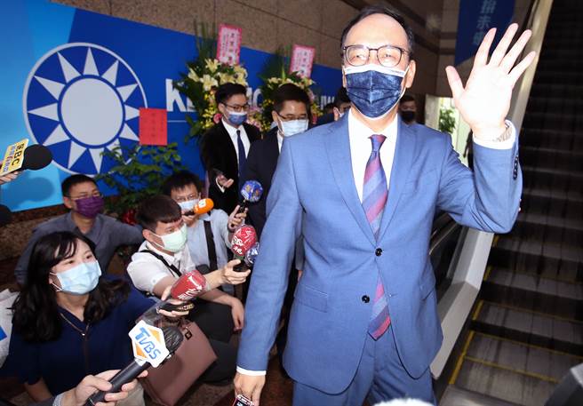 国民党新卸任党主席5日交接，新任党主席朱立伦（右）对于新任秘书长黄健庭的能力及经歷表示肯定。（范扬光摄）