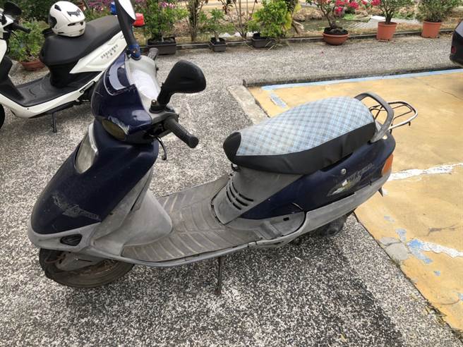 東港警分局2日登島至小琉球臨檢，共計開出75張告發單，意外發現一名陳姓男子所騎車輛為15年前登記失竊的贓車。（東港警分局提供）