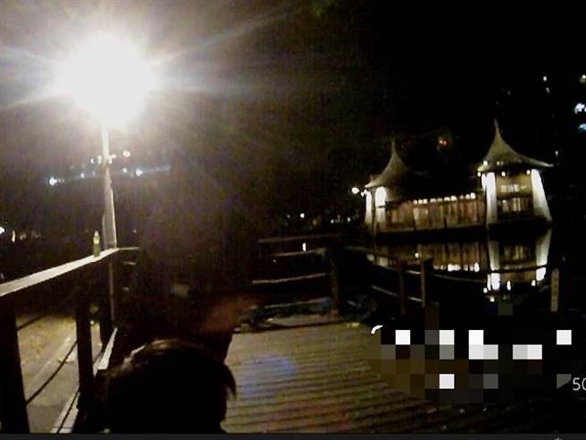 32岁的夏姓厨师心情低落深夜独自在台中公园湖畔伤心哭泣，为台中市警二分局公园派出所员警巡逻经过时发现立即上前关怀。（台中市第二分局提供／冯惠宜台中传真）