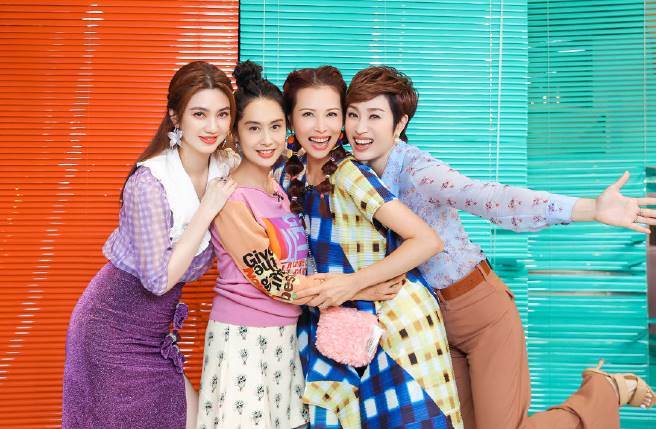 洪欣（左起）、朱茵、蔡少芬和陳法蓉延續深厚的姊妹情，4人搭檔主持陸綜《請吃飯的姐姐》。（圖/微博）