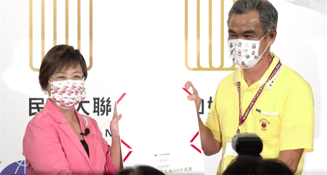 侨委会副委员长徐佳青颁赠感谢状予返台侨胞。（取自侨委会脸书）