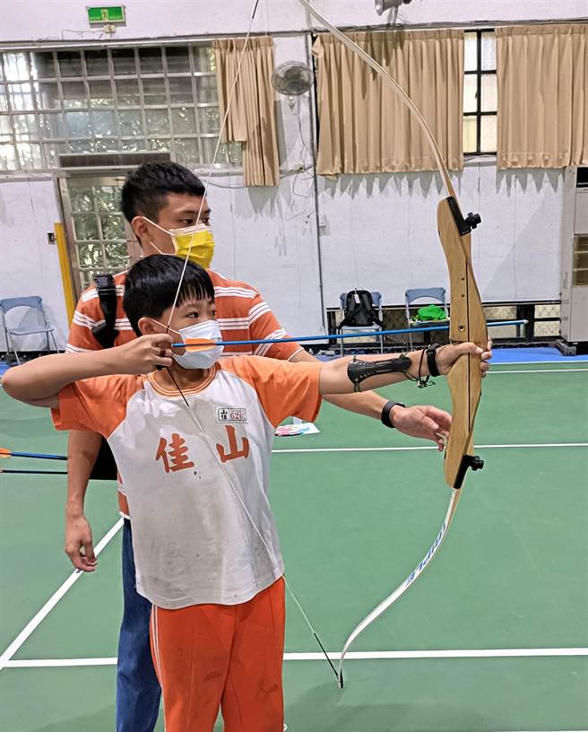 汤智钧带领学生体验射箭，他认为梦想并非遥不可及，要让梦想变成目标、进而实践它。（新北市教育局提供）