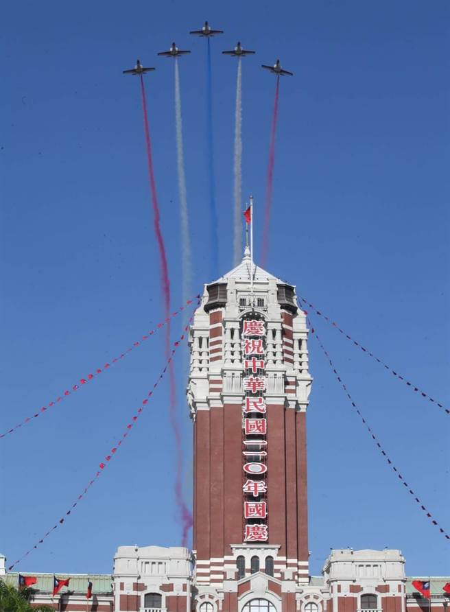 国军日前进行国庆空中分列式彩排，空军雷虎小组衝场。（陈君玮摄）