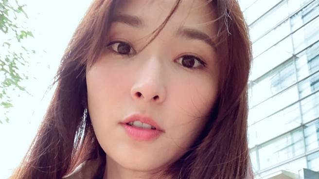 吴佩慈昨日庆生在IG上晒出蛋糕比人高的照片，吸引网友注意。（图／IG@pace_wu）