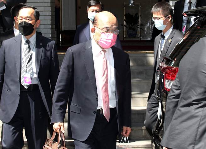 立法院5日院會因國民黨杯葛而停擺，經各黨團協商同意於8日院會重新開始總質詢，行政院長蘇貞昌得知消息後提著公事包離開立法院。（姚志平攝）