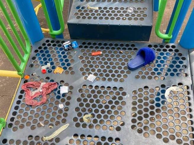 公园溜滑梯上惊见6个用过的保险套，让上千网友看了忍不住想吐。（图／翻摄自爆废公社二馆）
