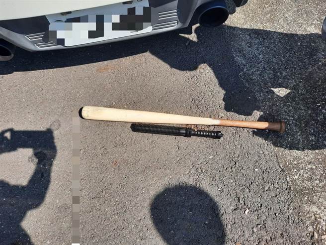 警方起获作案棍棒。（民眾提供／曹婷婷台南传真）