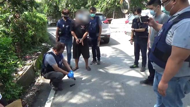 警方逮捕开枪杨男，并在身上起获作案枪枝。(警方提供)