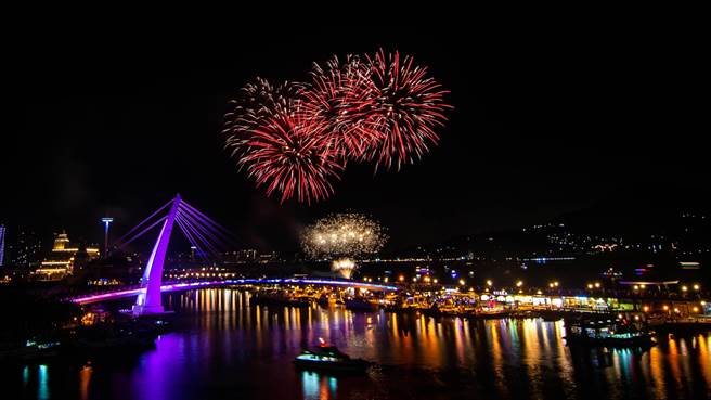 新北市淡水漁人碼頭煙火秀9日登場，將施放8場次海景煙火，每場次都會有不同煙火造型主題。（新北市漁業處提供）