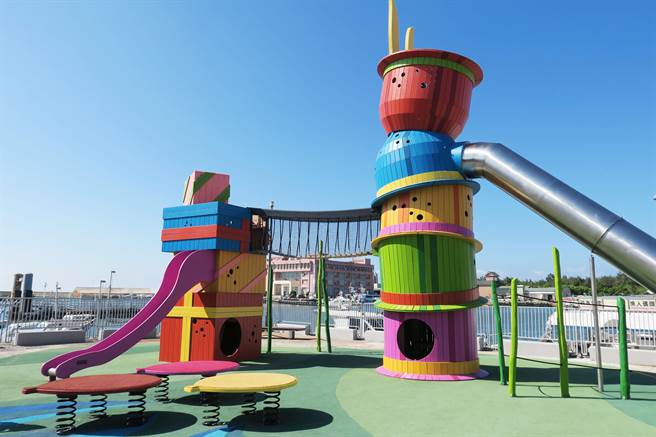 搭配煙火秀舉辦，幾米溜溜帽地景遊樂場也進駐淡水魚人碼頭。（新北市漁業處提供）