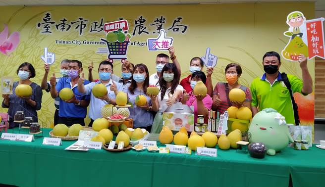 大推臺南优质红柚与大白柚，欢迎民眾踊跃选购。(图／臺南市政府农业局提供)