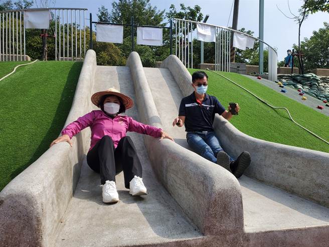 「浊水溪亲水文化园区」的亲水游戏区是一个共融式的游戏场，有溜滑梯、小攀岩，图为县长张丽善（左）与县议员李明哲试滑。（周丽兰摄）