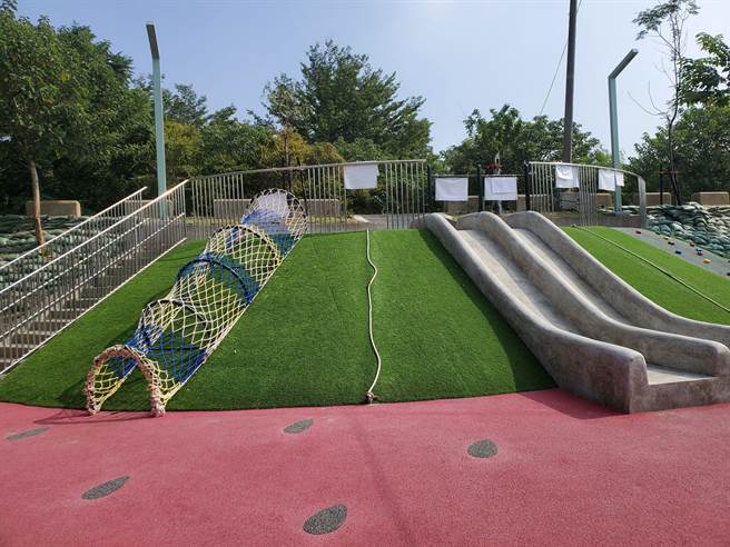 「浊水溪亲水文化园区」的亲水游戏区是一个共融式的游戏场，有溜滑梯、小攀岩。（周丽兰摄）