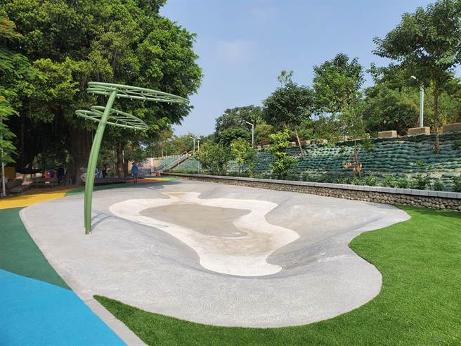 水环境的小水池已完工，有一个姑婆芋造型的花洒。（周丽兰摄）