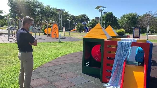 台東美術館前的兒童遊戲場疑似遭遊民霸占，台東縣府教育處偕同警方到場處理。（蔡旻妤攝）