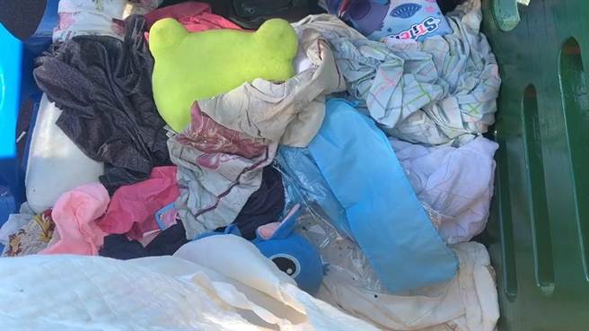 台東美術館前的兒童遊戲場疑似遭遊民霸占，台東縣府教育處偕同警方到場處理。（蔡旻妤攝）