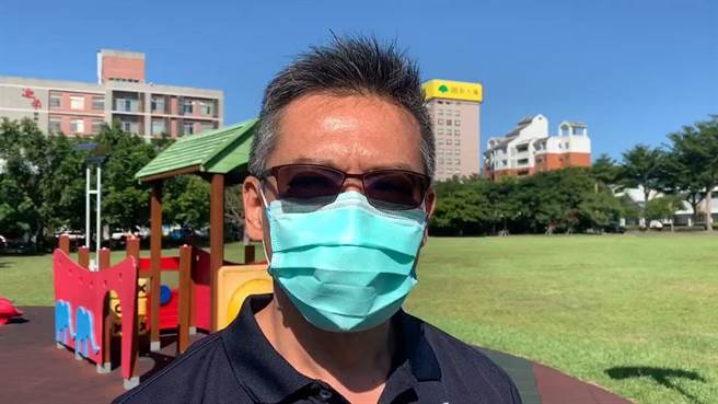 台東美術館前的兒童遊戲場疑似遭遊民霸占，台東縣府教育處偕同警方到場處理。（蔡旻妤攝）